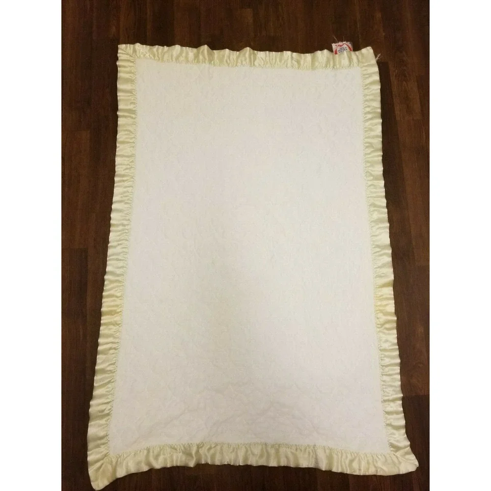 Vintage Baby Blanket Quilt 32x47 Teddy Bear White Yellow Satin Trim Thick Quitex
